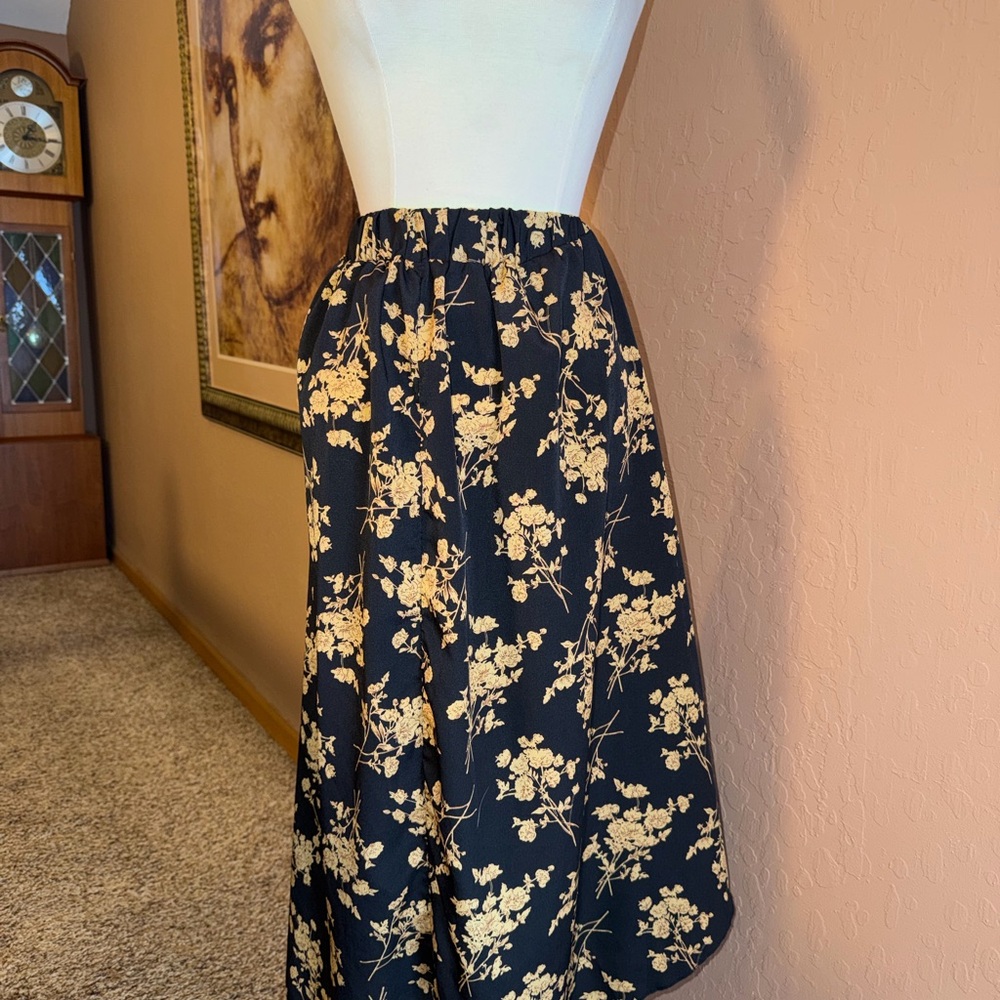 Skue Curve Whimsical Floral Maxi Skirt in Black and Gold size OXL